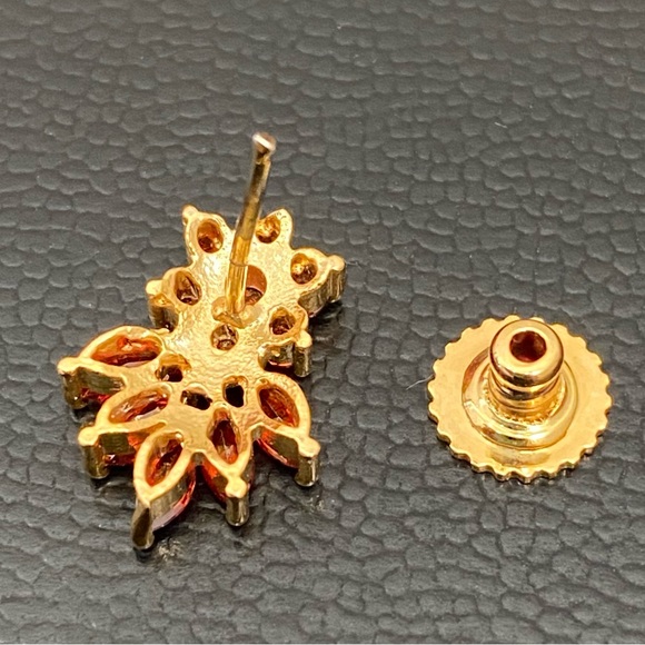 Unsigned Marquise CZ Gold-tone Flower Stud Earrings 4.8g - Picture 12 of 15